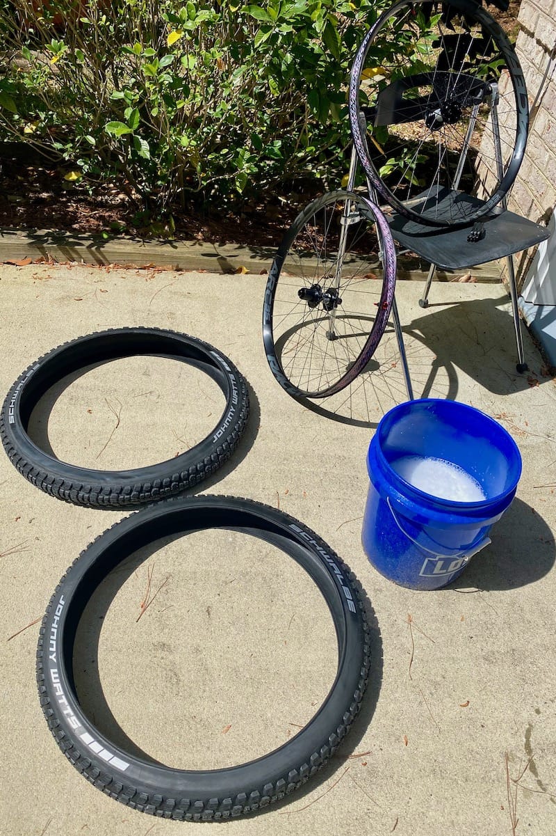 Tires, rims, plastic tire levers and a bucket with a bit of soapy water - everything we need to mount them